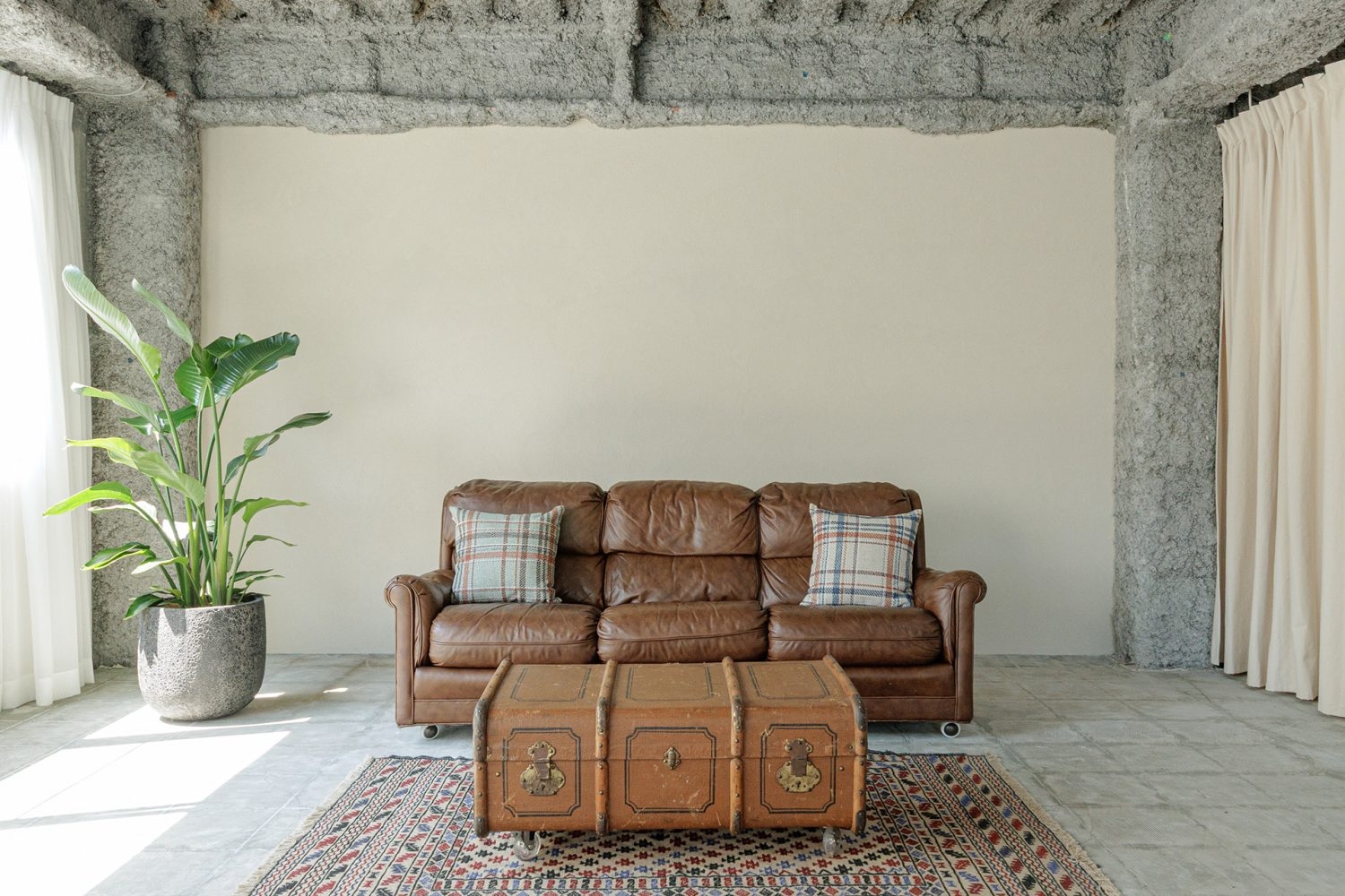 ベージュ壁とヴィンテージソファスペース