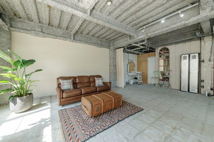 2面採光の自然光が豊かに入るメインスペース