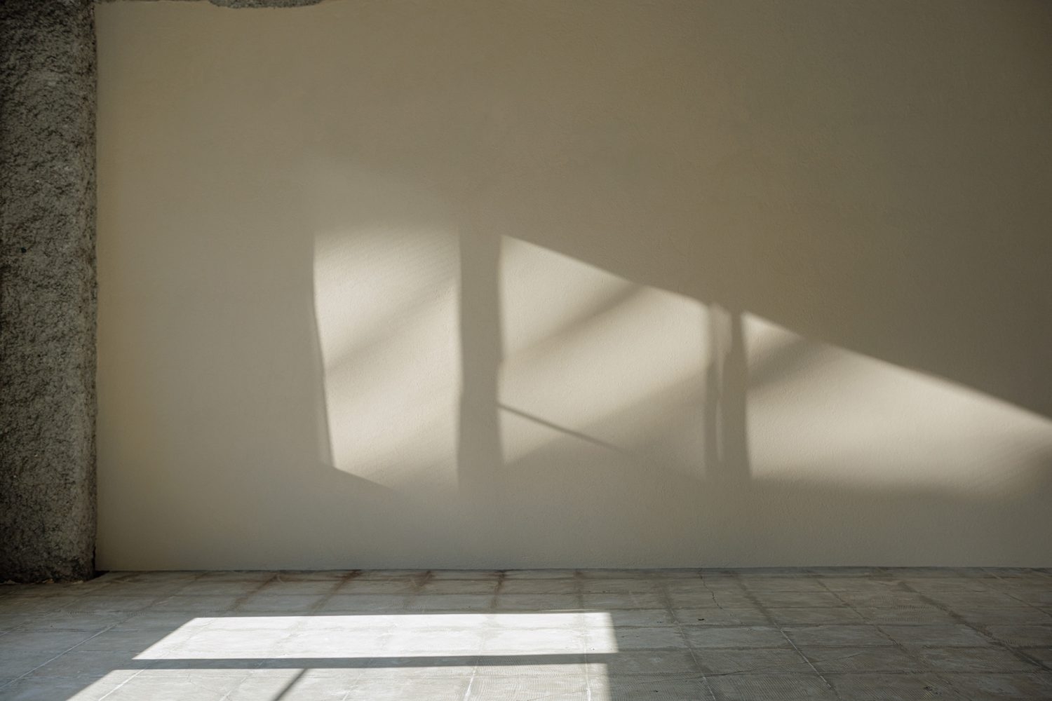 午後から入るベージュ壁の直射