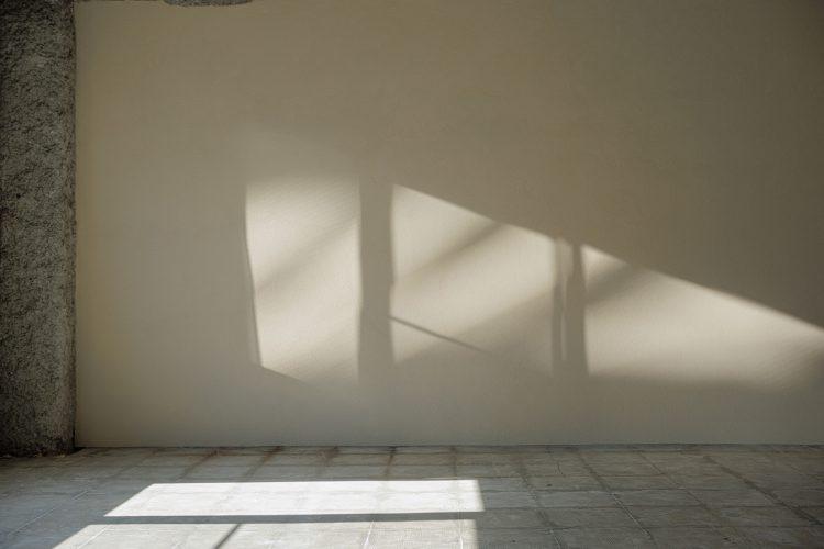 午後から入るベージュ壁の直射