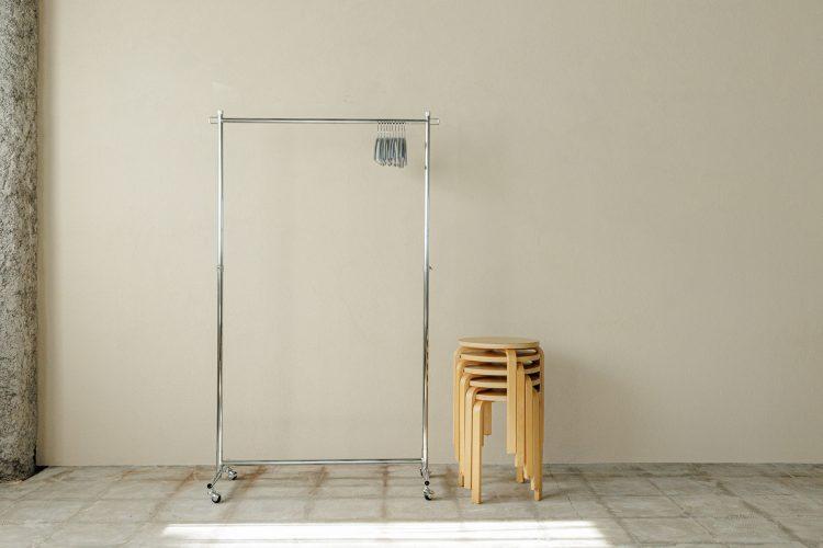 ハンガーラックとスツール