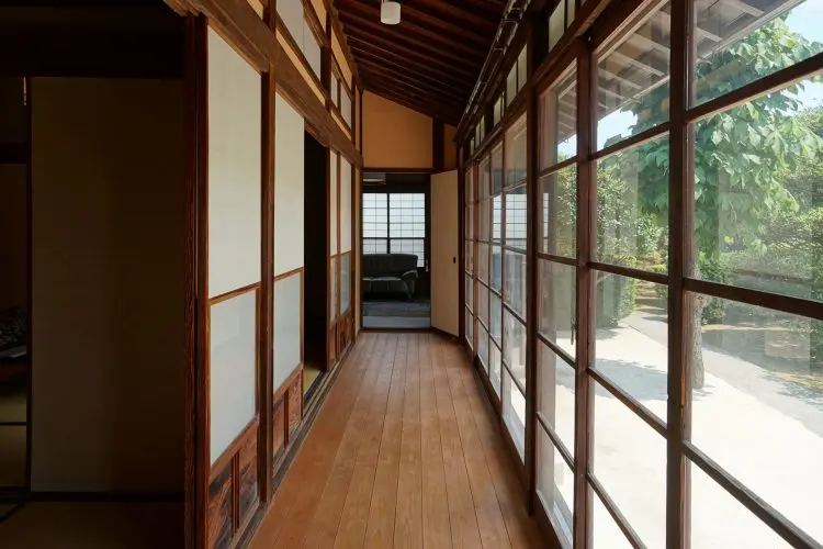 大広間横の広い縁側