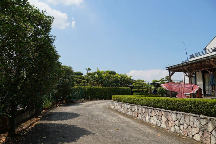 正面ゲートからスタジオまで全面駐車可能