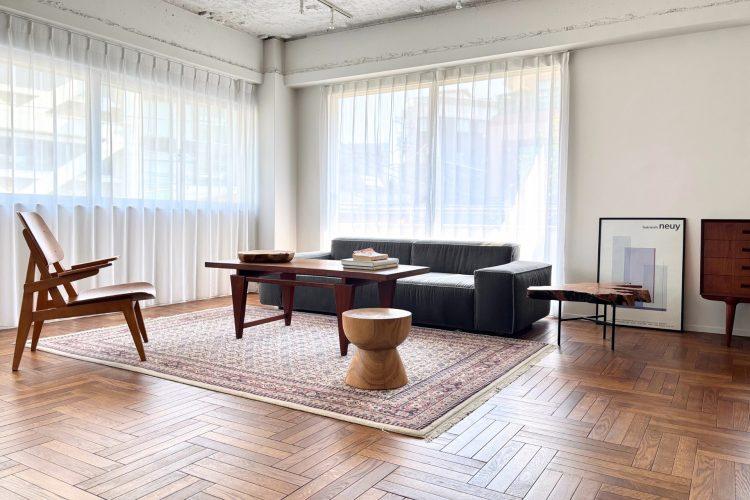 2面採光の明るいリビングシーン