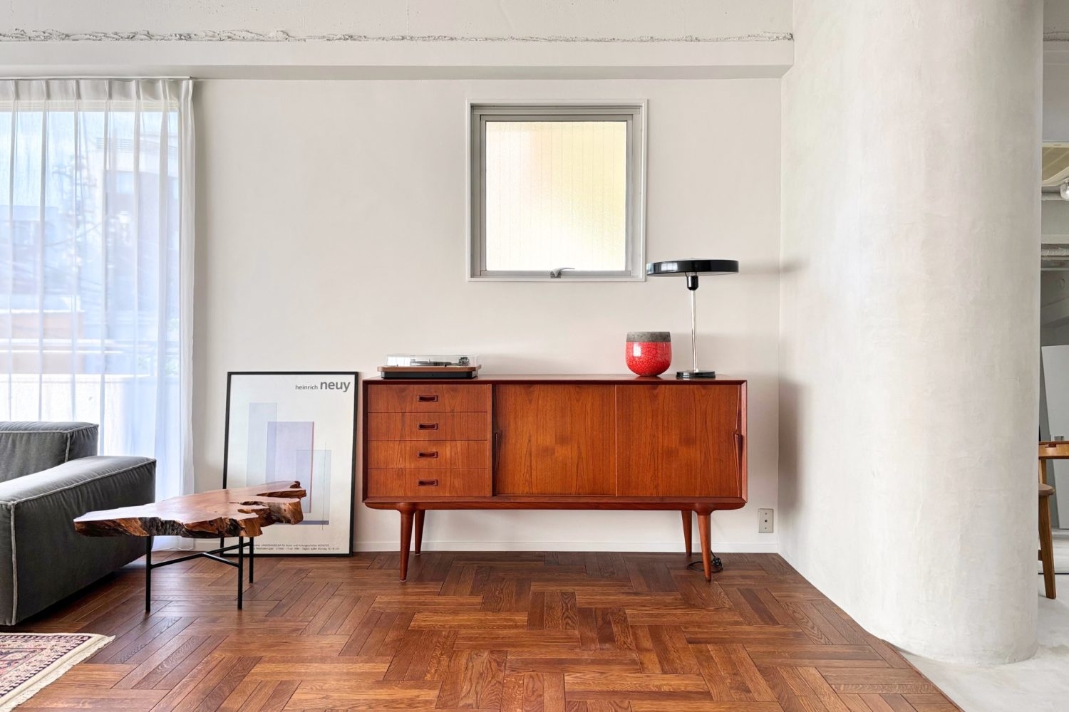 特徴的な窓にヴィンテージ家具