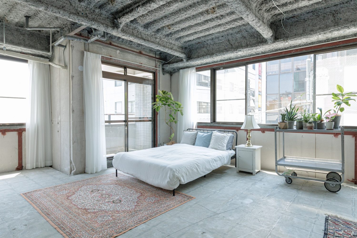 窓際のベッドスペース