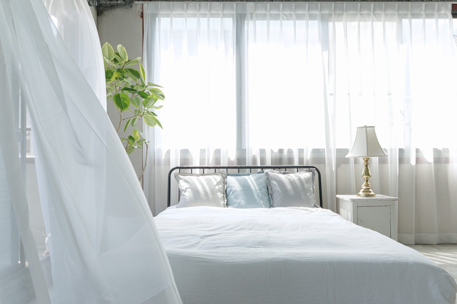 カーテンを閉めるとやわらかな光に