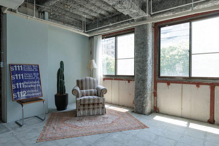 ブルー壁とシングルソファースペース