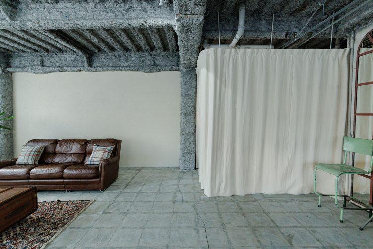 メイクスペースを仕切るキャンバスのカーテン