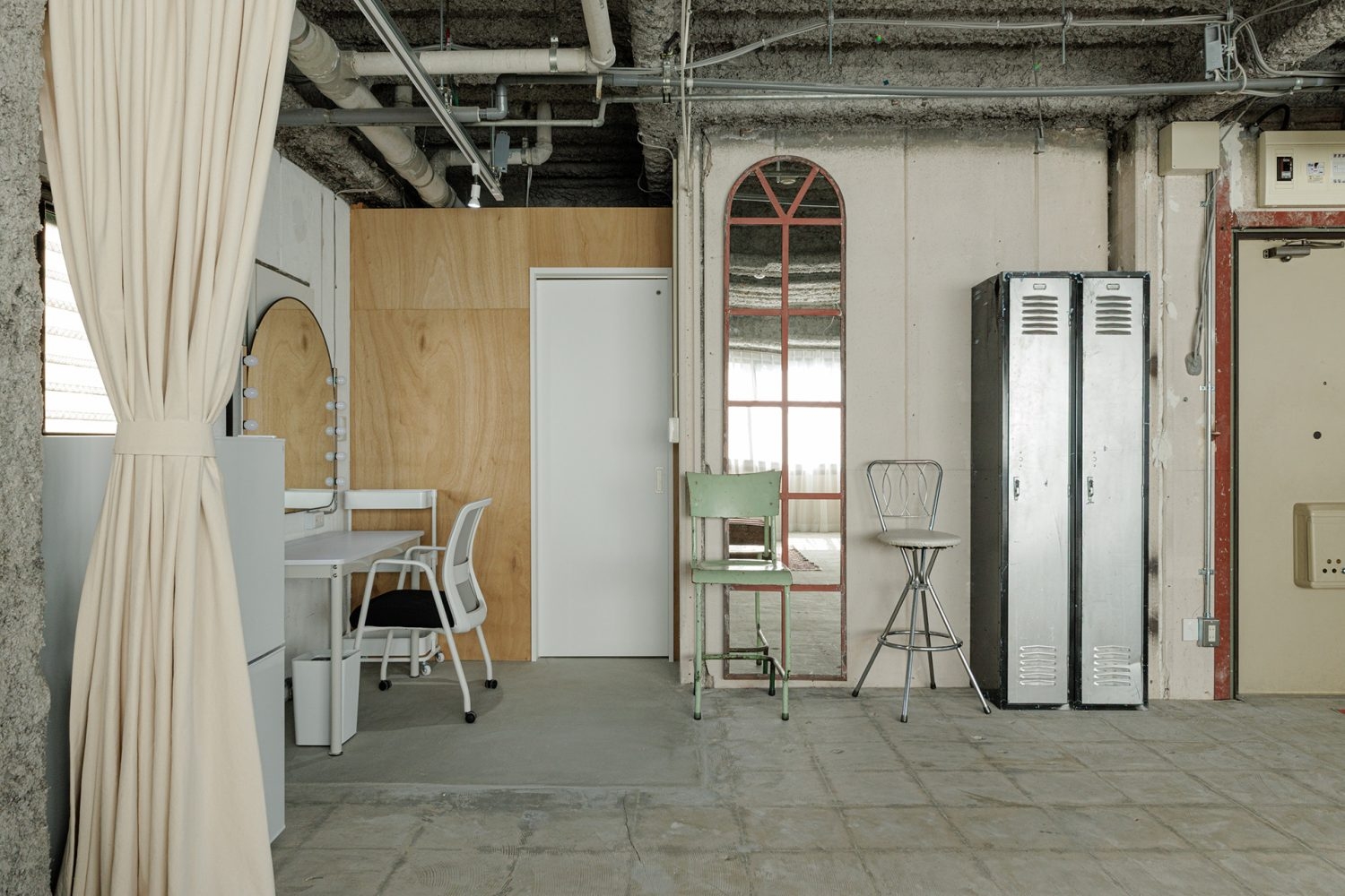 インダストリアル家具と剥き出しの壁