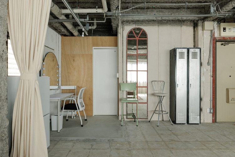 インダストリアル家具と剥き出しの壁