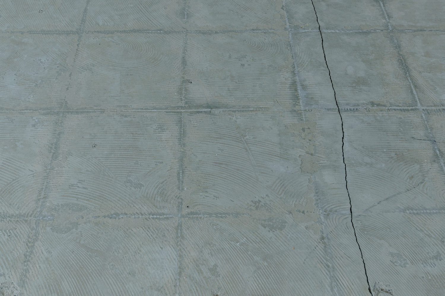 剥き出しで無骨な床