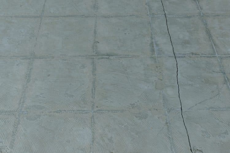 剥き出しで無骨な床
