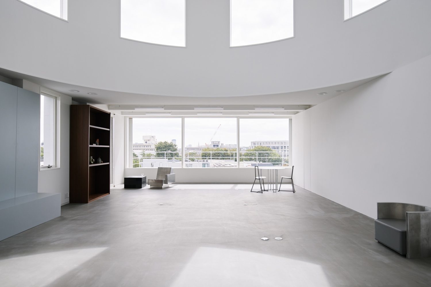 天高6m 各所の窓から光が入る自然光スタジオ