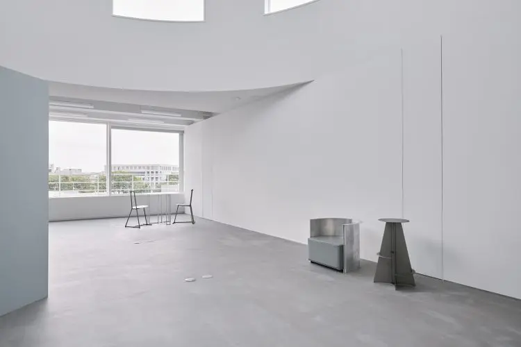 オリジナルのステンレス什器が配置された室内