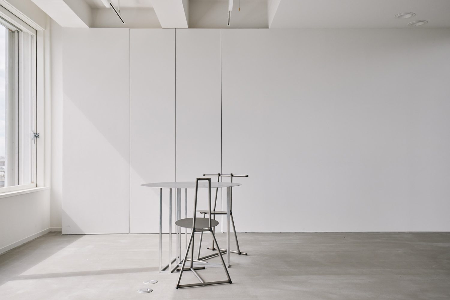 重厚感のあるステンレスのオリジナルテーブルとチェア