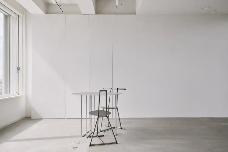 重厚感のあるステンレスのオリジナルテーブルとチェア