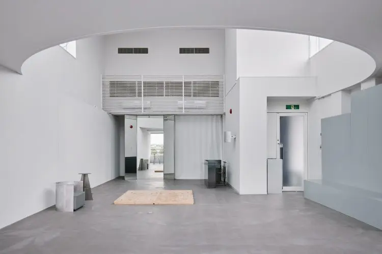 窓側からフィッティングスペース側