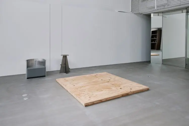 撮影にも展示にも活躍する木製什器 / 人が立つことも可