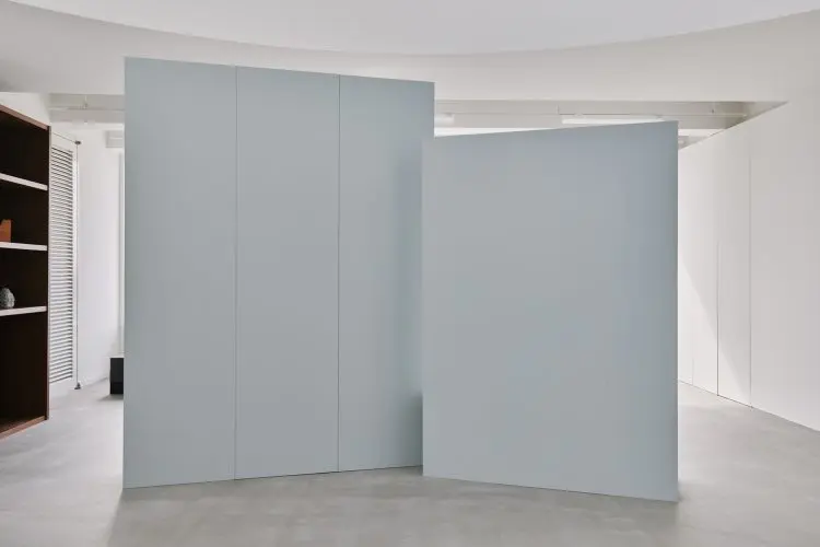 高さが異なるブルーグレーカラーの可動壁