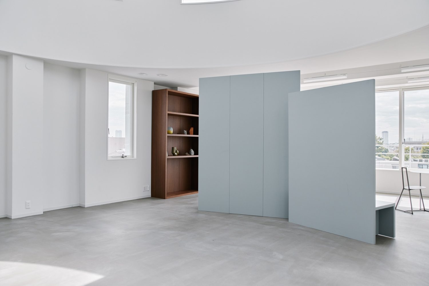 直線と曲線が共存する洗練された空間