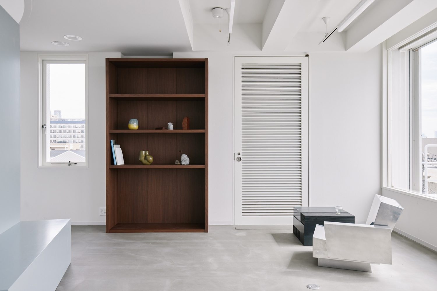 濃色ウッドのシェルフで物撮りも