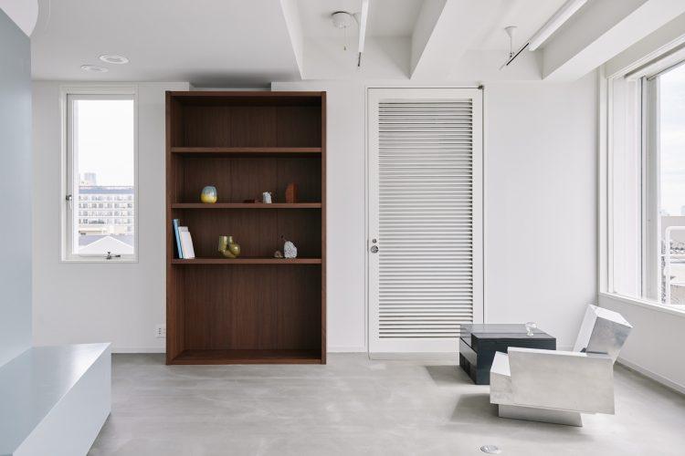 濃色ウッドのシェルフで物撮りも