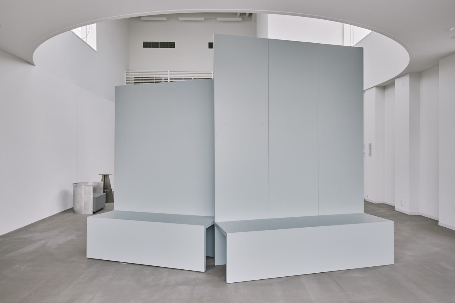 可動壁の裏側はベンチとしても使える仕様