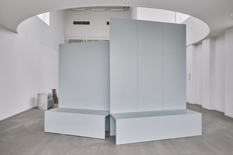 可動壁の裏側はベンチとしても使える仕様