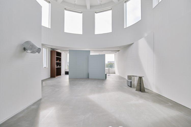 天井から自然光が降り注ぐ開放的な空間