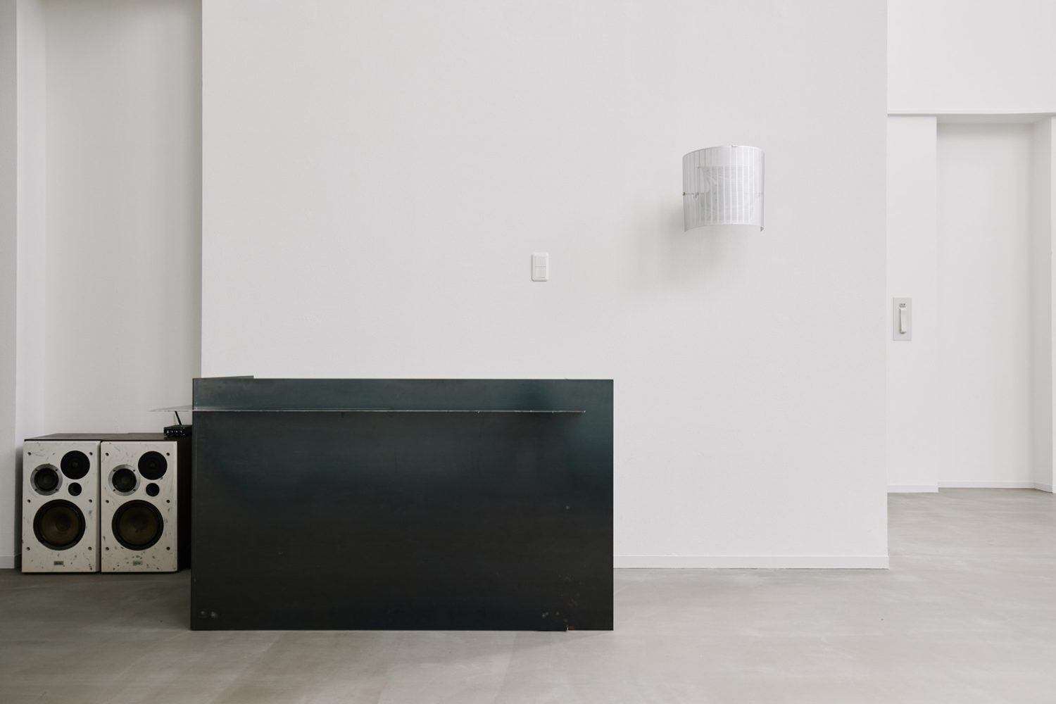 コントラストの効いたブラックのカウンター