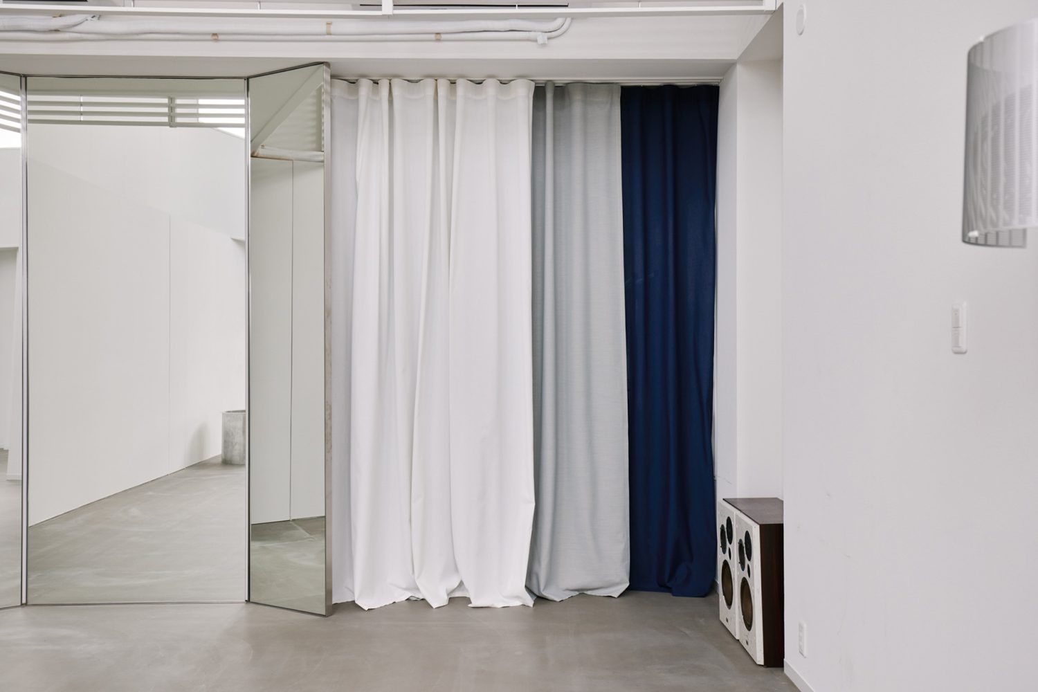 3色のカーテンで背景アレンジも