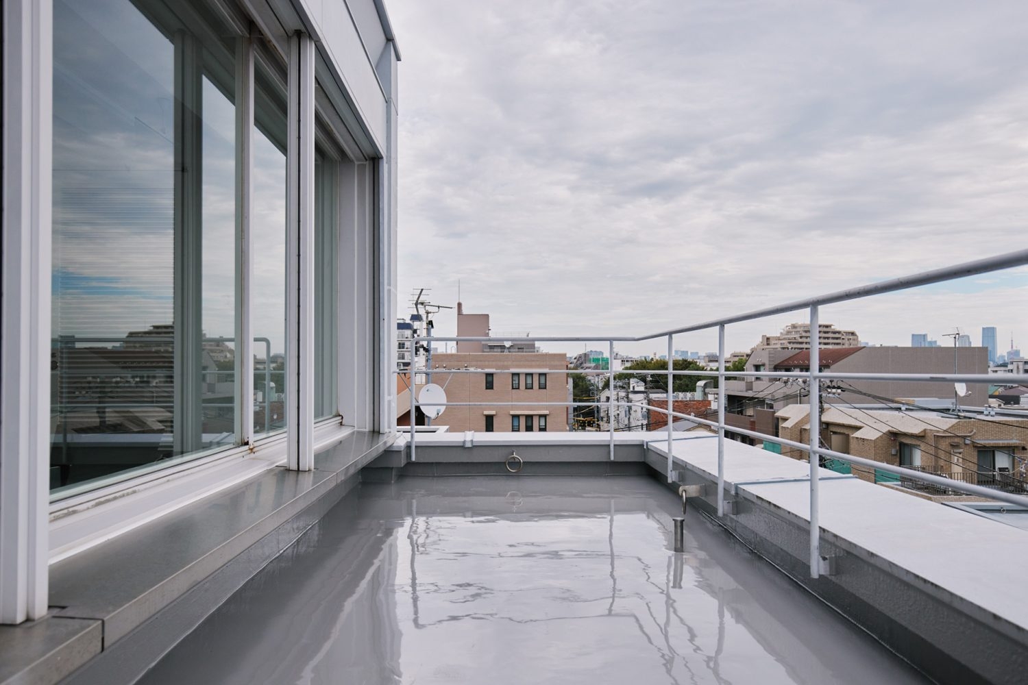 開放感のあるバルコニーで屋外カットも撮影可