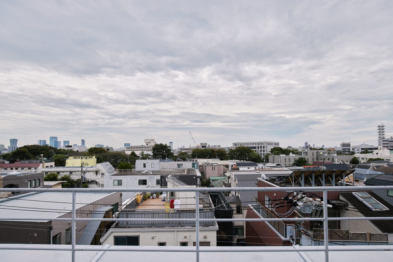 バルコニーから街を見渡す開放的な景色