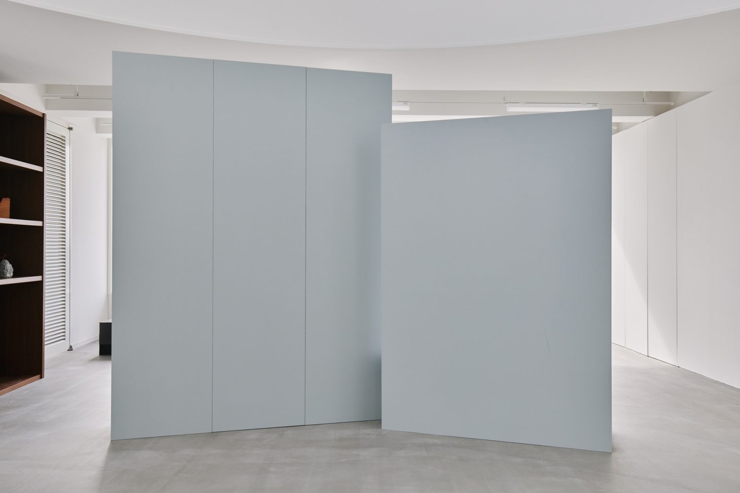 高さが異なるブルーグレーカラーの可動壁