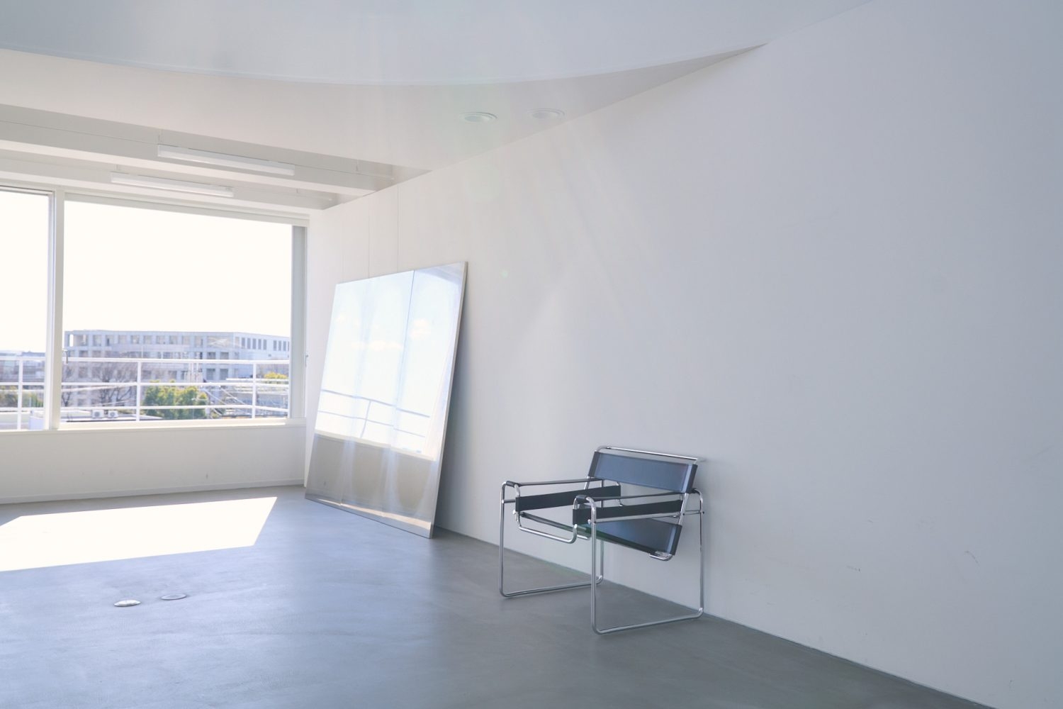 明るく開放的な空間 / ワシリーチェアあり *現在ミラーはございません