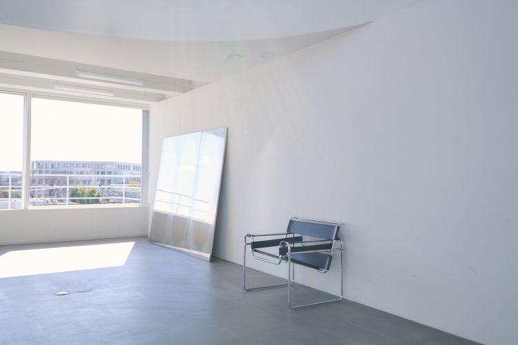 明るく開放的な空間 / ワシリーチェアあり *現在ミラーはございません