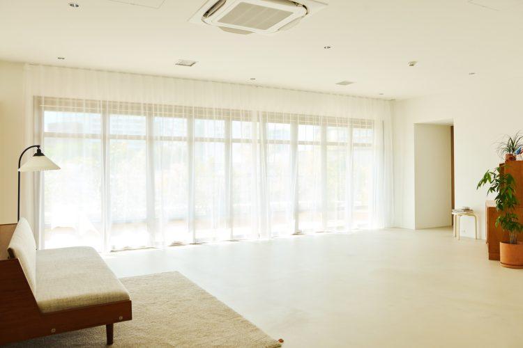 白壁とモルタル床の空間