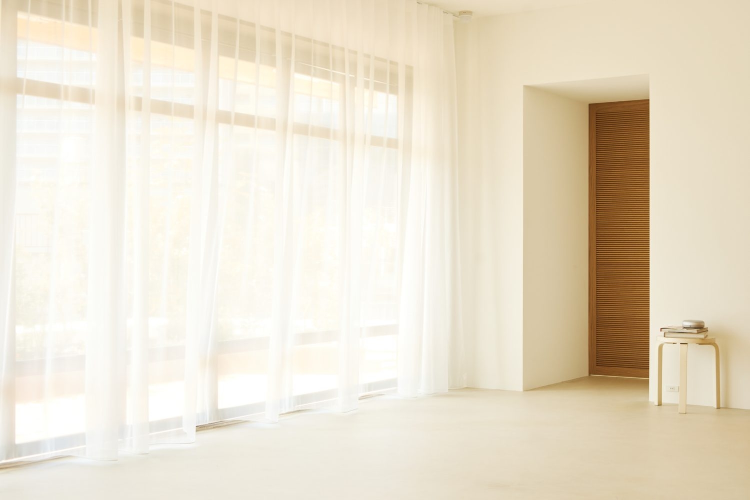 空間全体に光がまわる白い空間