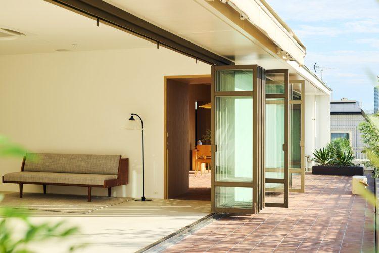 テラスから見る室内