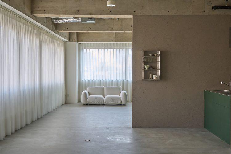 2面の窓から入る自然光