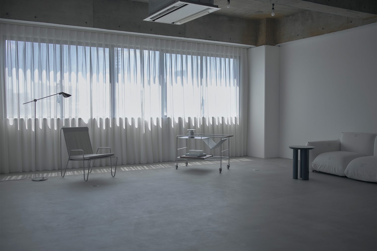 白壁コンクリート床のシンプルな空間