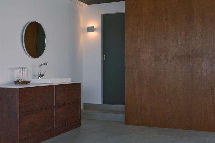 白壁に可動式洗面台を配置