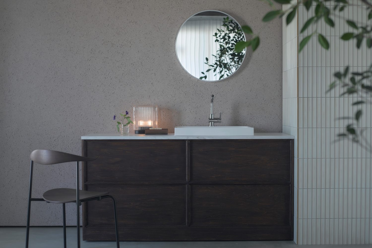 キッチン前に可動壁・可動式洗面台を配置