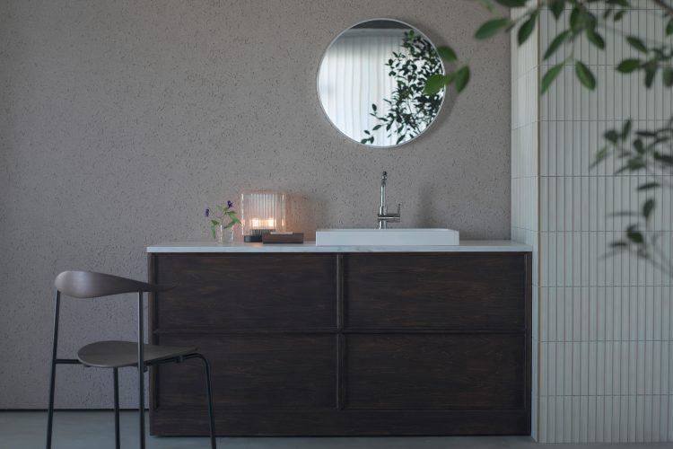 キッチン前に可動壁・可動式洗面台を配置