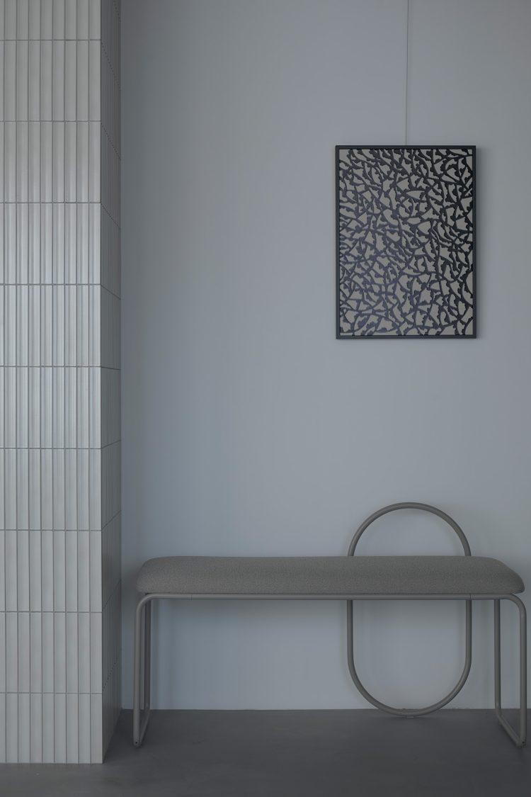 タイル張りの柱 / AYTMのAnguiベンチ