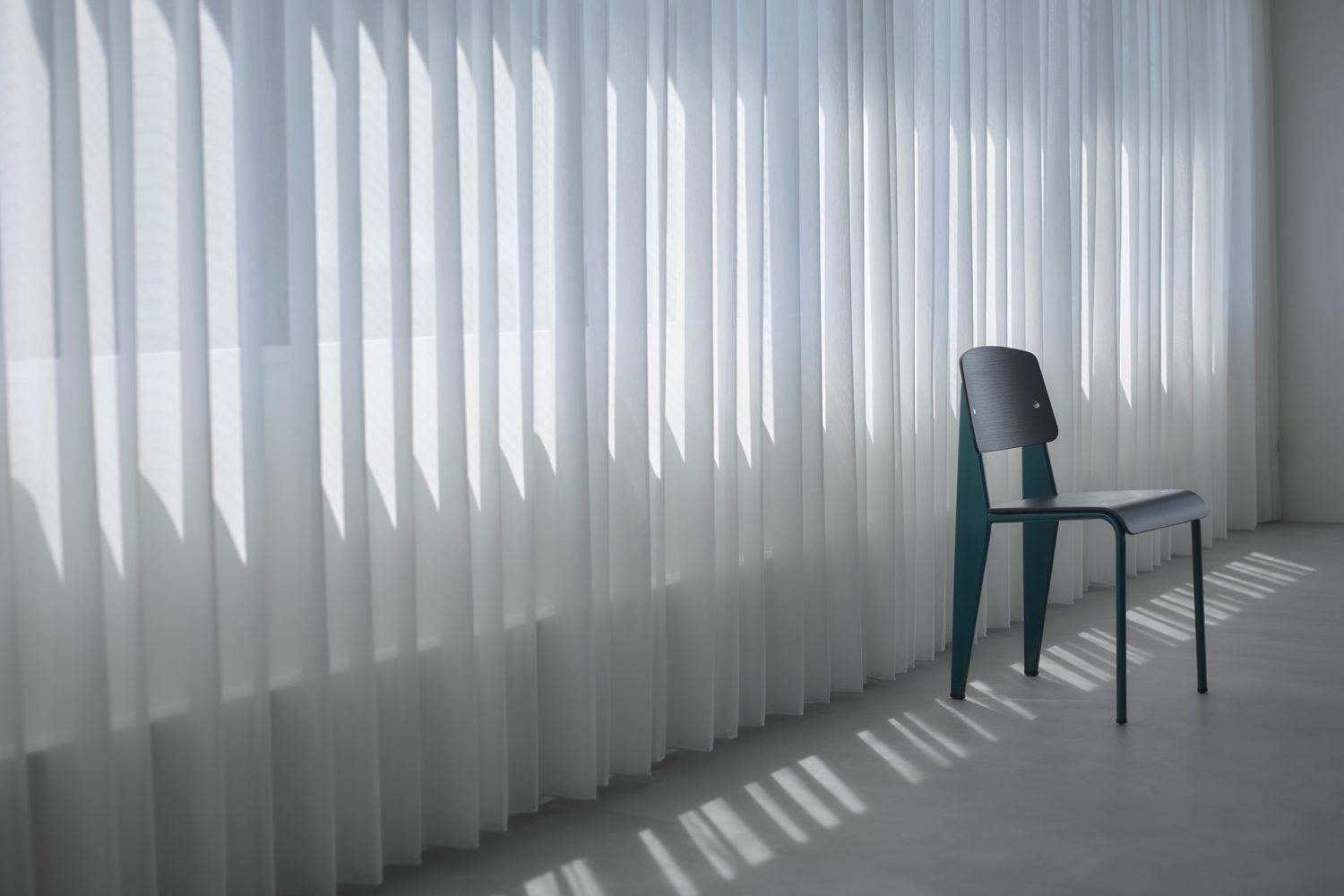 レースカーテンから差し込む自然光