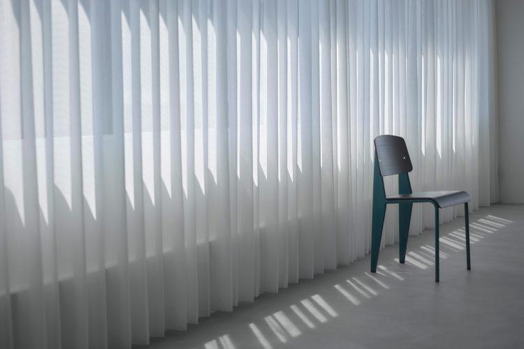 レースカーテンから差し込む自然光