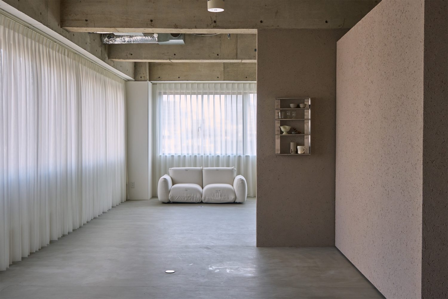 キッチン前に可動壁(砂壁面)を配置