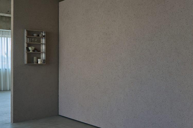 可動壁の片面はキッチンと揃えた砂壁